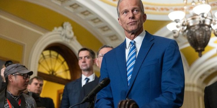 Republicans push to pay troops, reopen government as Democrats balk