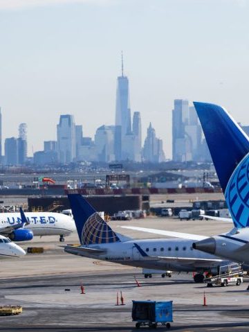 United Airlines says it will boot passengers who refuse to use headphones on planes